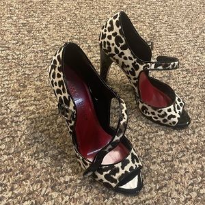 Women’s 3 inch heels black and white size 7M